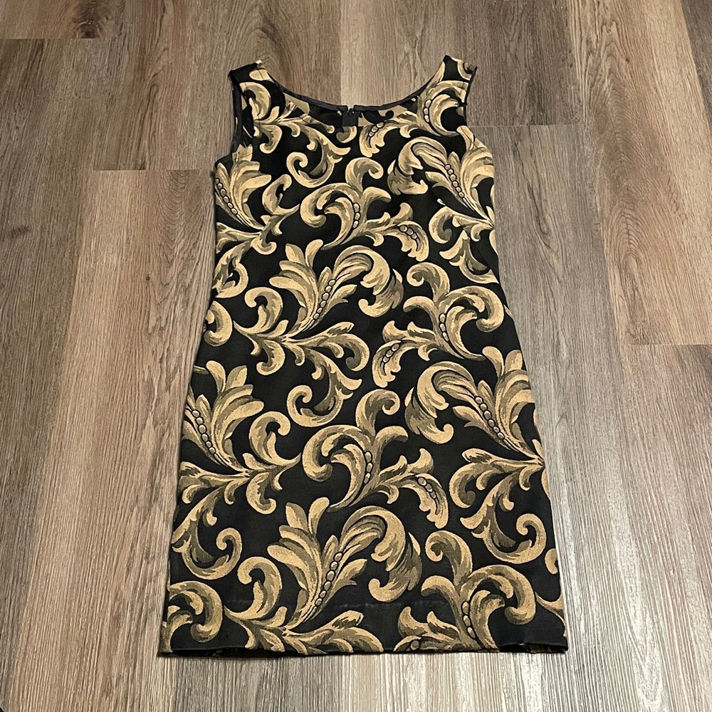 Gorgeous thick tapestry type material zipper back, medium